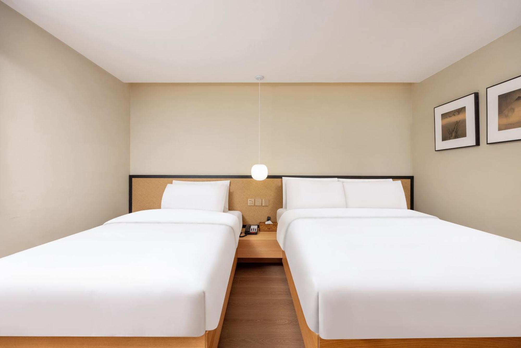 Tangfu Nanluoguxiang Wang Fu Jing Forbidden Snack Street Hotel,1 Stop Walking To Airport Express,3 Stop To Tiananmen&free Laundry Dry Service &professional Free Tour Ticket Service With Speaking Staff Bắc Kinh