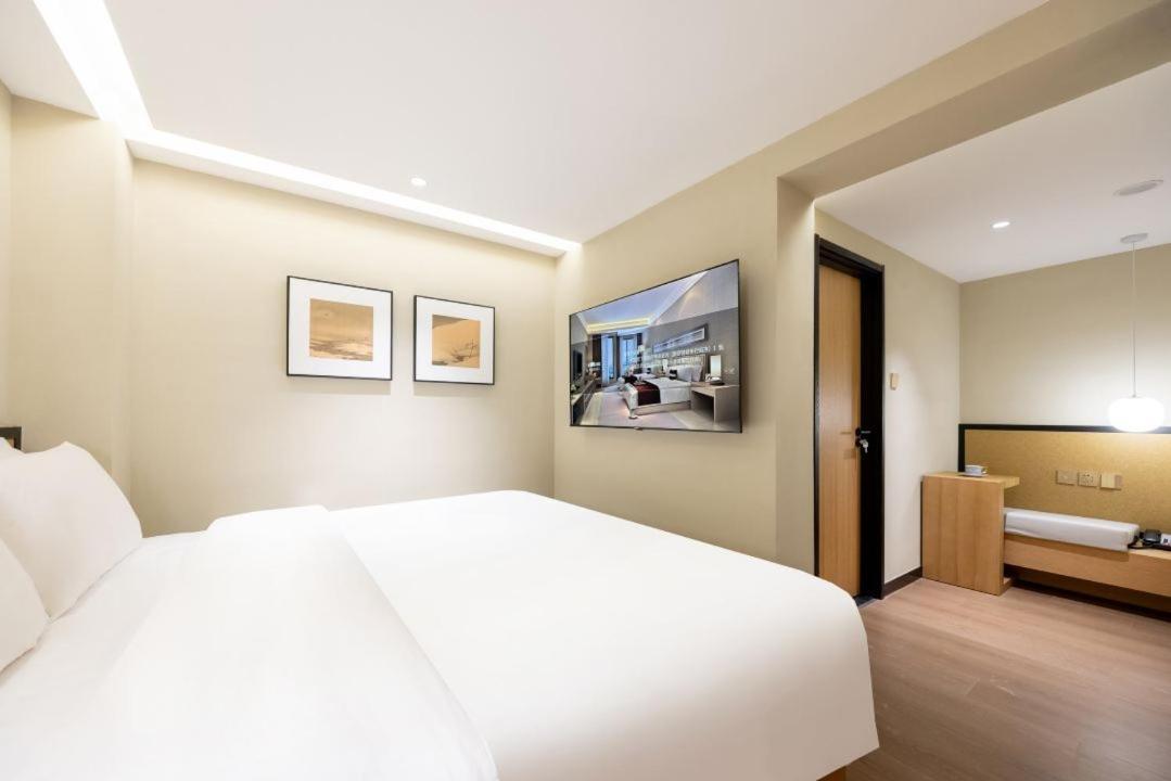 Tangfu Nanluoguxiang Wang Fu Jing Forbidden Snack Street Hotel,1 Stop Walking To Airport Express,3 Stop To Tiananmen&free Laundry Dry Service &professional Free Tour Ticket Service With Speaking Staff