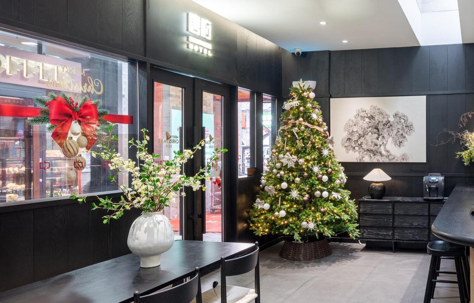 Khách sạn Tangfu Nanluoguxiang Wang Fu Jing Forbidden Snack Street Hotel,1 Stop Walking To Airport Express,3 Stop To Tiananmen&free Laundry Dry Service &professional Free Tour Ticket Service With Speaking Staff Bắc Kinh