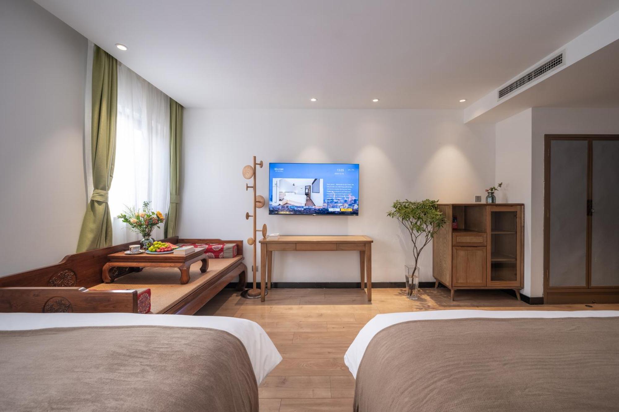 Tangfu Nanluoguxiang Wang Fu Jing Forbidden Snack Street Hotel,1 Stop Walking To Airport Express,3 Stop To Tiananmen&free Laundry Dry Service &professional Free Tour Ticket Service With Speaking Staff