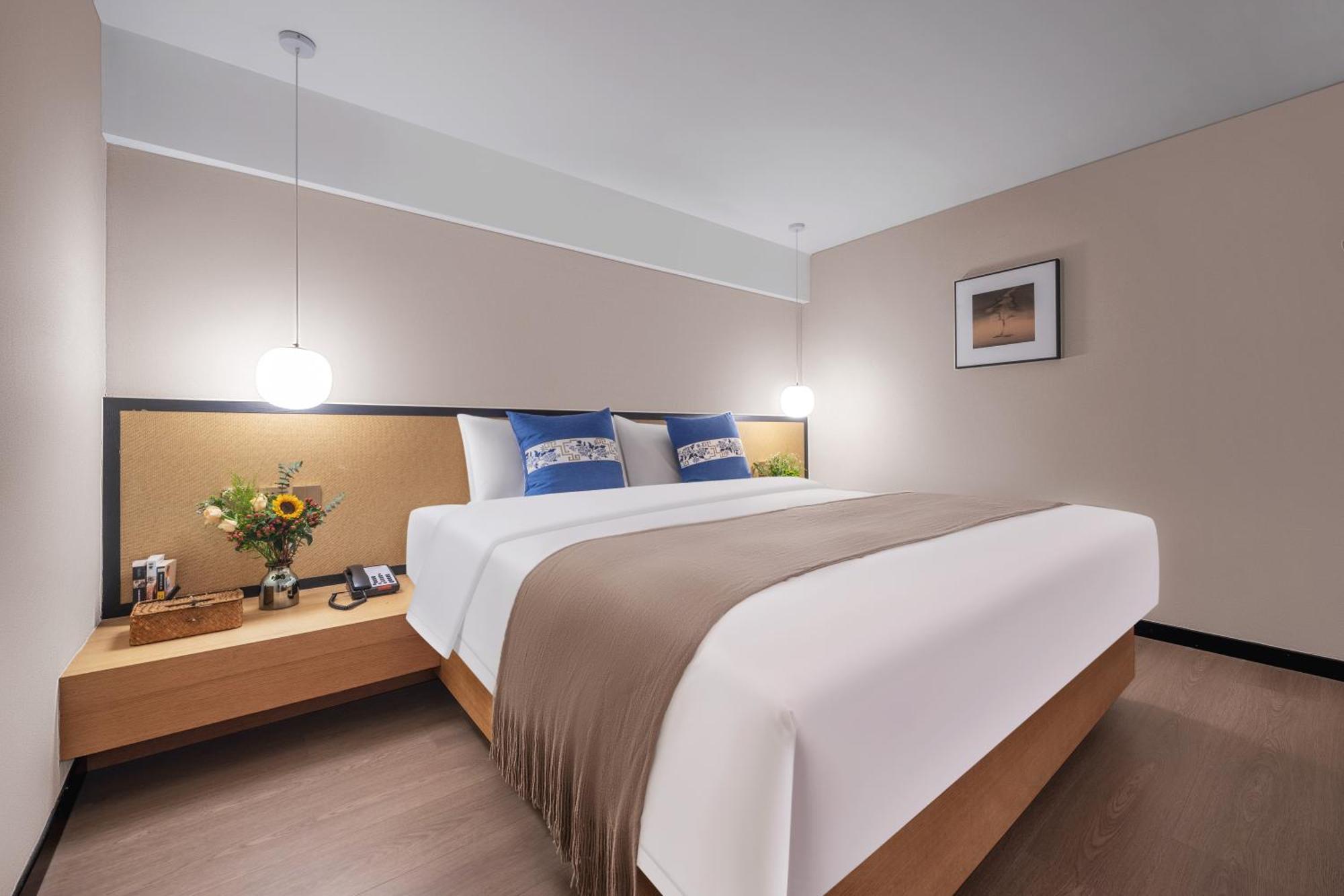 Khách sạn Tangfu Nanluoguxiang Wang Fu Jing Forbidden Snack Street Hotel,1 Stop Walking To Airport Express,3 Stop To Tiananmen&free Laundry Dry Service &professional Free Tour Ticket Service With Speaking Staff