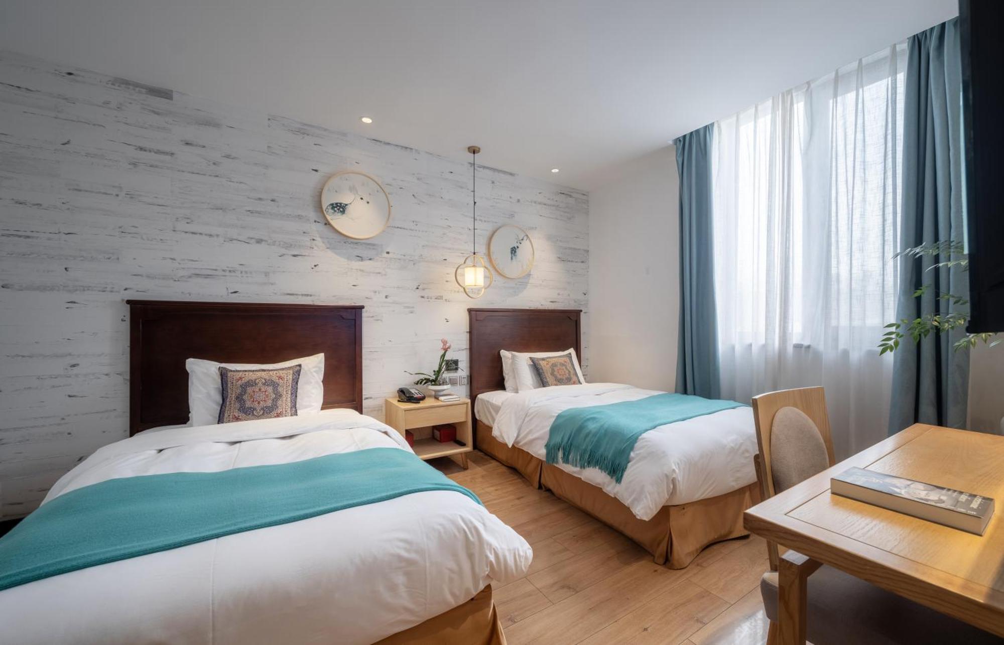 Tangfu Nanluoguxiang Wang Fu Jing Forbidden Snack Street Hotel,1 Stop Walking To Airport Express,3 Stop To Tiananmen&free Laundry Dry Service &professional Free Tour Ticket Service With Speaking Staff Khách sạn 3*