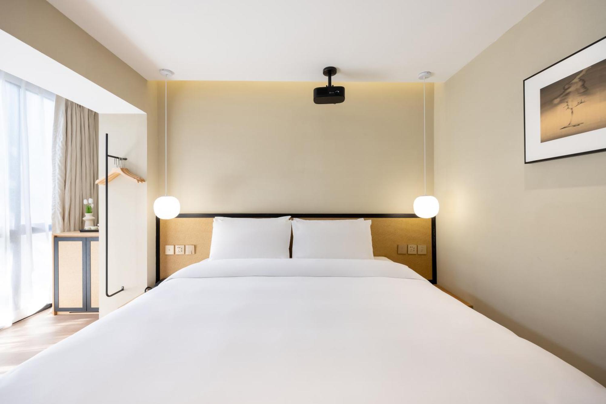 Tangfu Nanluoguxiang Wang Fu Jing Forbidden Snack Street Hotel,1 Stop Walking To Airport Express,3 Stop To Tiananmen&free Laundry Dry Service &professional Free Tour Ticket Service With Speaking Staff Hotel